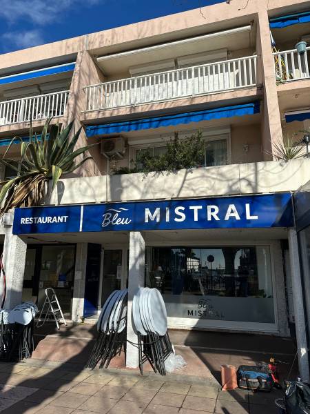 Enseigne sur mesure à Carry-le-Rouet : film adhésif dépoli et caisson lumineux ajouré