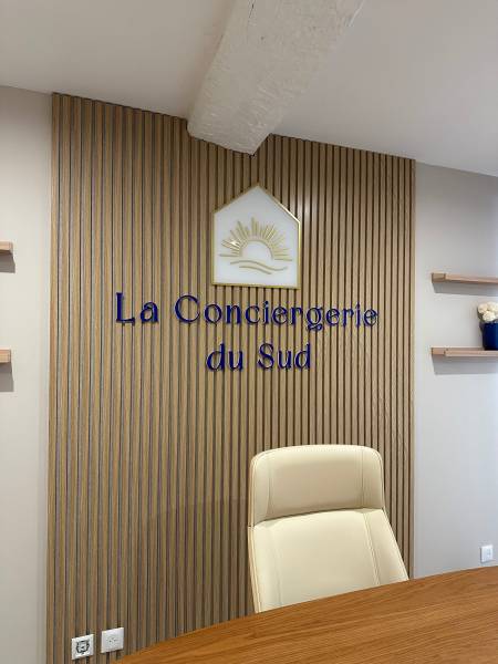 Signalétique intérieure à Marseille : lettres PVC, logo plexiglass et vitrophanie adhésive