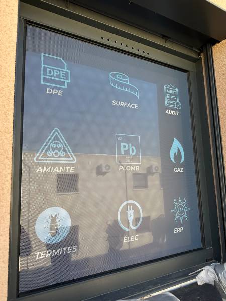 Obtenez le tarif au m² d'un film microperforé pour vitrine à Auriol, près de Marseille.