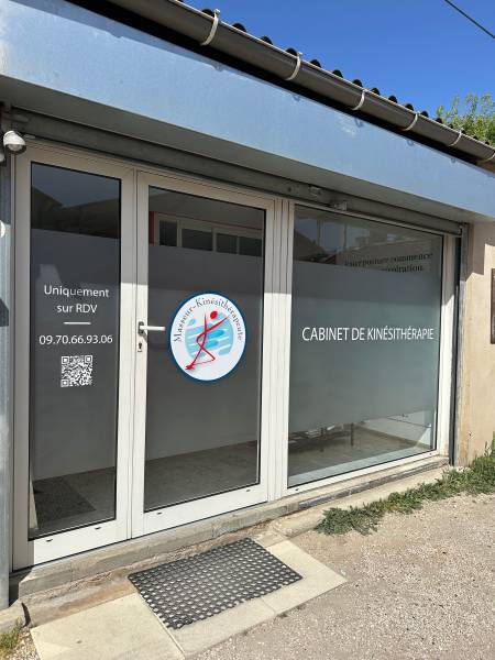 Pose de film dépoli et marquage adhésif sur vitrine pour kinésithérapeute à La Penne-sur-Huveaune près de Marseille