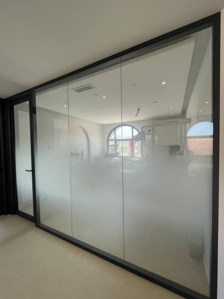 Pose de film d’intimité effet flouté pour cabinet dentaire à Six-Fours-les-Plages – Déplacement en PACA