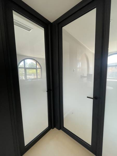 Pose de film d’intimité effet flouté pour cabinet dentaire à Six-Fours-les-Plages – Déplacement en PACA