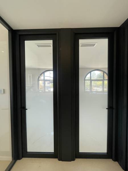 Pose de film d’intimité effet flouté pour cabinet dentaire à Six-Fours-les-Plages – Déplacement en PACA