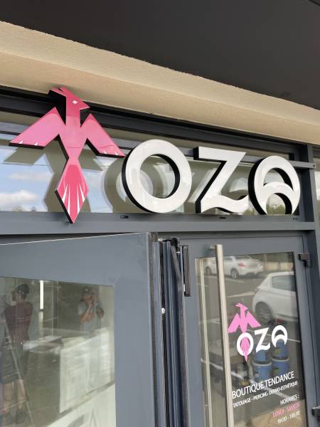 Enseigne et logo lumineux pour boutique de prêt-à-porter à Marseille