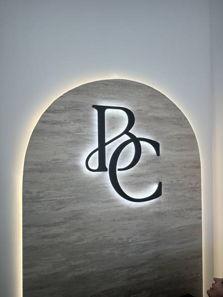 Logo lumineux PVC en rétro-éclairage pour un institut de beauté à La Penne-sur-Huveaune proche de Marseille