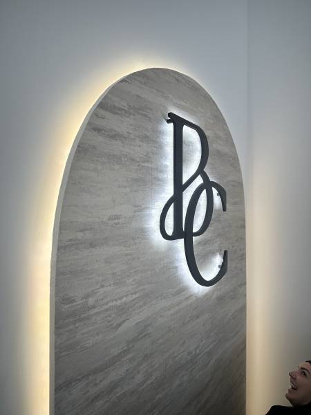 Logo lumineux PVC en rétro-éclairage pour un institut de beauté à La Penne-sur-Huveaune proche de Marseille
