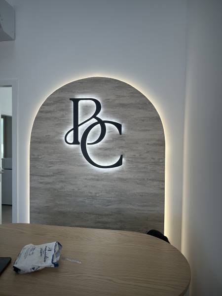 Logo lumineux PVC en rétro-éclairage pour un institut de beauté à La Penne-sur-Huveaune proche de Marseille