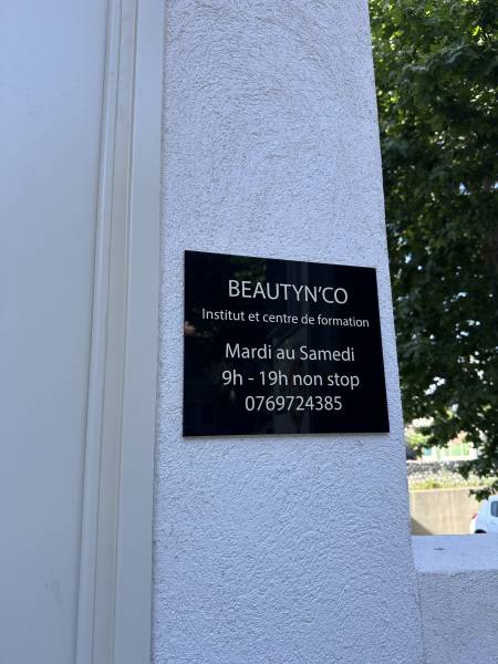 Logo lumineux PVC en rétro-éclairage pour un institut de beauté à La Penne-sur-Huveaune proche de Marseille