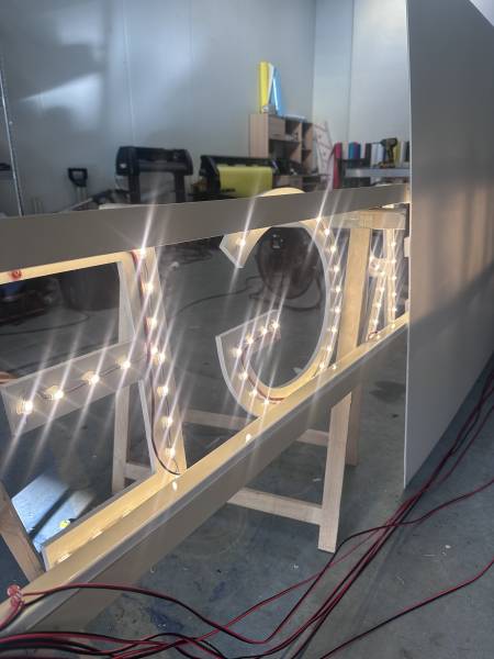 Réalisation d'une enseigne lumineuse pour un restaurant à Port-de-Bouc