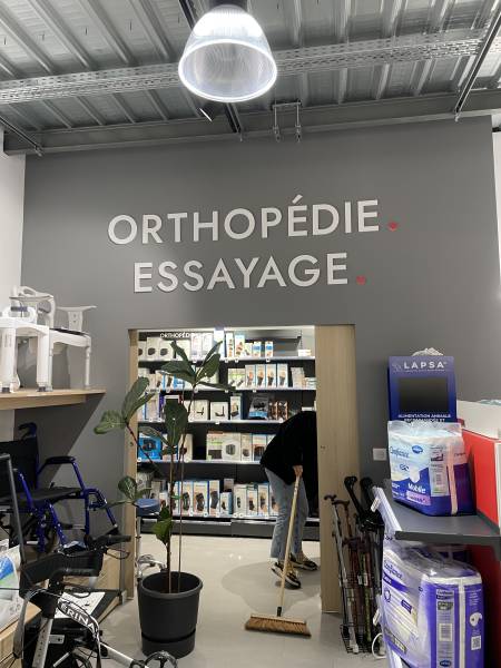 Enseignes et signalétique directionnelle intérieure en PVC pour centre orthopédique à Marseille et dans les villes proches