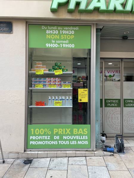 Adhésifs de vitrine informatifs et promotionnels pour pharmacie à Marseille et dans les Bouches-du-Rhône