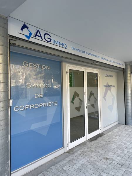 Enseigne et adhésif micro-perforé pour agence immobilière à Marseille et dans les Bouches-du-Rhône