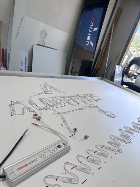 Enseigne lumineuse à Marseille fabrication et pose d'enseignes LED