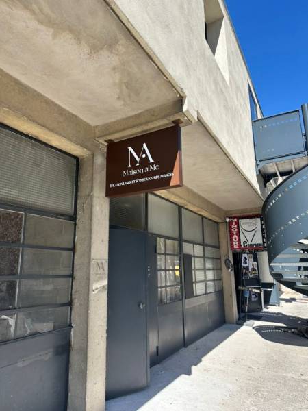 Panneau d'enseigne et drapeaux lumineux pour un institut de beauté aux Pennes Mirabeau à côté de Marseille.