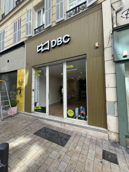 Réalisation d'une enseigne lumineuse avec habillage bardage bois pour commerce à Marseille 13006