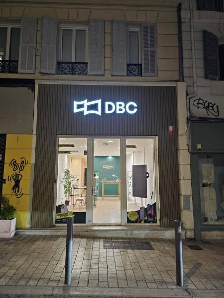 Réalisation d'une enseigne lumineuse avec habillage bardage bois pour commerce à Marseille 13006