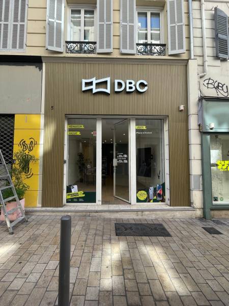 Réalisation d'une enseigne lumineuse avec habillage bardage bois pour commerce à Marseille 13006