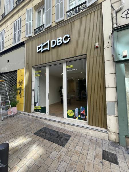 Réalisation d'une enseigne lumineuse avec habillage bardage bois pour commerce à Marseille 13006