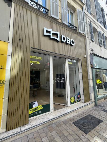 Réalisation d'une enseigne lumineuse avec habillage bardage bois pour commerce à Marseille 13006
