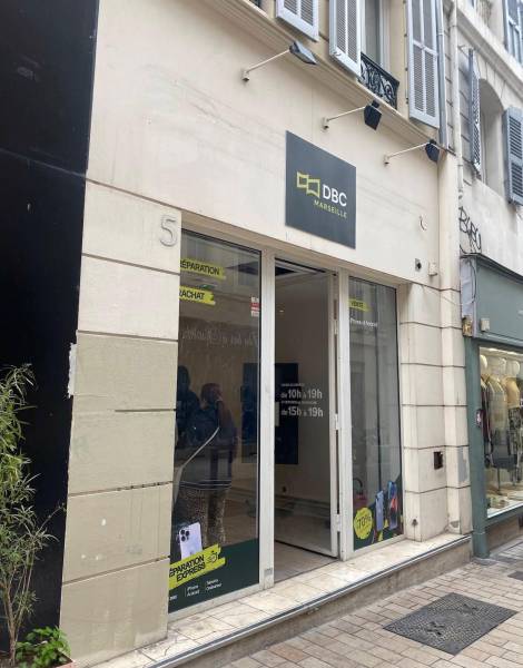 Réalisation d'une enseigne lumineuse avec habillage bardage bois pour commerce à Marseille 13006