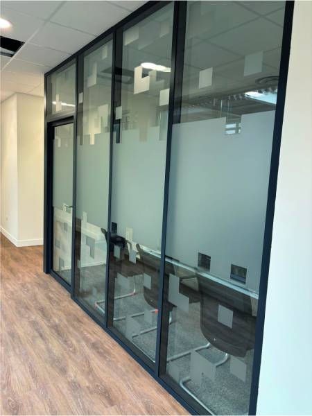 Fabrication et pose de films adhésifs dépolis personnalisés décoratifs ou d’intimité pour bureaux et locaux professionnels en Provence-Alpes-Côte d’Azur