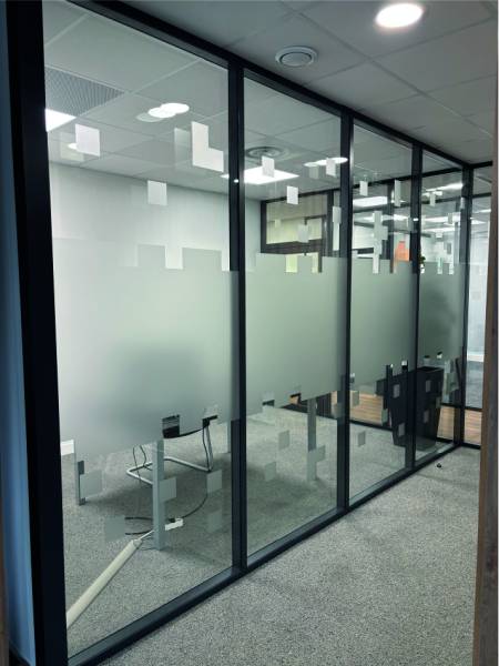 Fabrication et pose de films adhésifs dépolis personnalisés décoratifs ou d’intimité pour bureaux et locaux professionnels en Provence-Alpes-Côte d’Azur