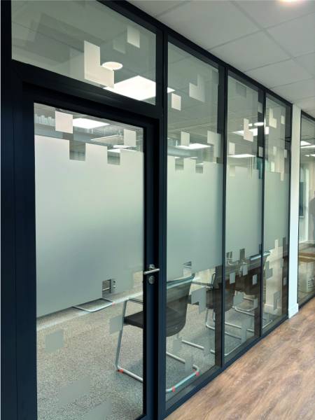 Fabrication et pose de films adhésifs dépolis personnalisés décoratifs ou d’intimité pour bureaux et locaux professionnels en Provence-Alpes-Côte d’Azur