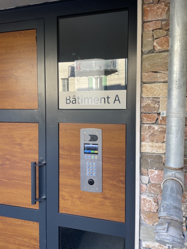 Fabrication et pose de signalétique pour immeuble et copropriété dans les Bouches-du-Rhône