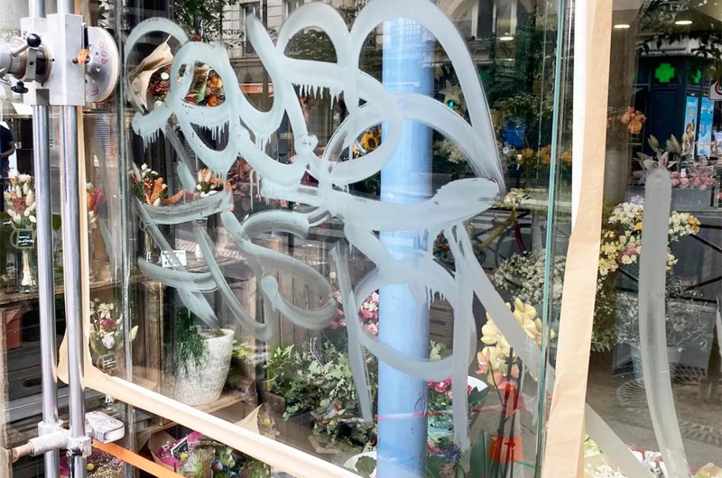 Pose de film anti-tag et anti-graffiti sur vitre, panneau et enseigne à Marseille dans des quartiers comme le Cours Julien, La Friche Belle de Mai, et Le Panier