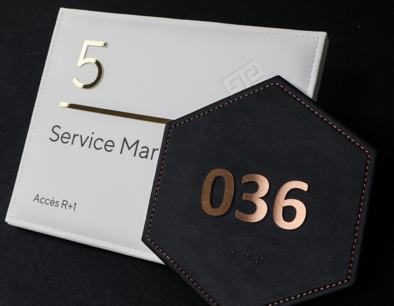 Plaques signalétiques élégantes pour hôtels et restaurants - Bouches-du-Rhône, Nice, Cannes, Saint-Tropez