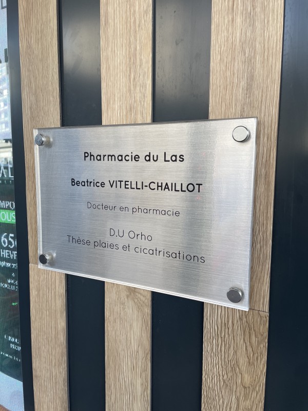 Fabrication et pose de plexiglas avec texte adhésif personnalisé à Cassis