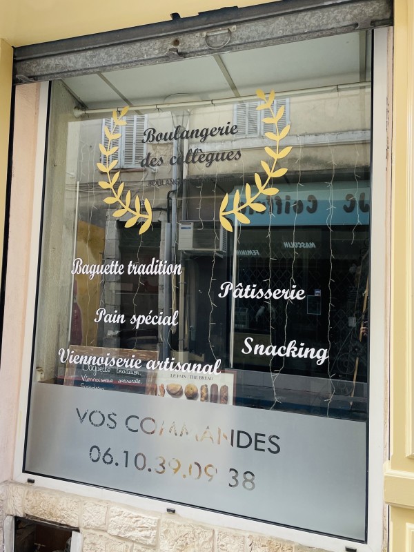 Pose de vitrophanie en adhésif découpé pour habiller une vitrine et rendre l’information agréable pour le client