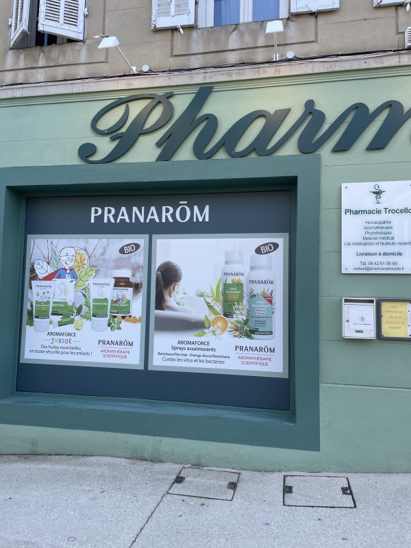 Fabrication et pose d’adhésifs vitrines pour pharmacies à Aubagne
