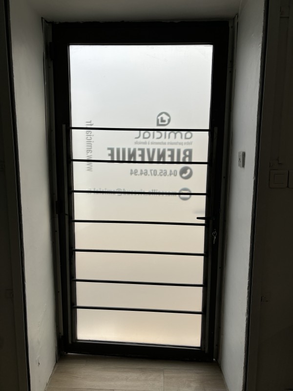 Pose de film anti vis-à-vis dépoli et film solaire pour vitrages pour bureaux, restaurants, hôtels, pharmacies et commerces dans les Bouches-du-Rhône – La Ciotat, Gémenos, Aubagne, Aix-en-Provence 