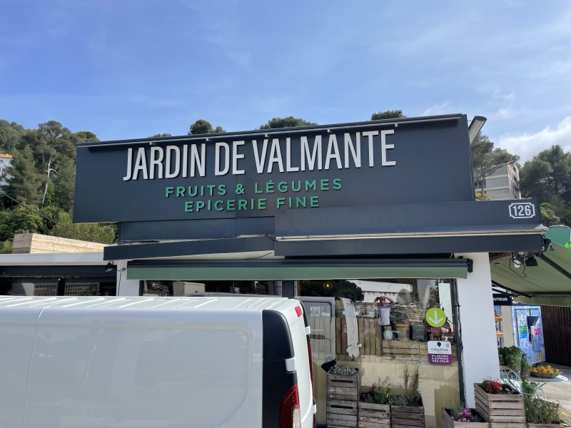 Fabriquant d’enseigne non lumineuse en lettres PVC sur entretoise à Marseille 