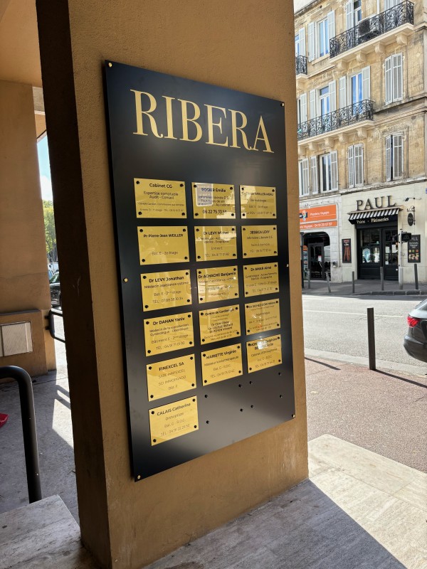 Plaques professionnelles sur façade d’immeuble à Toulon et ses environs