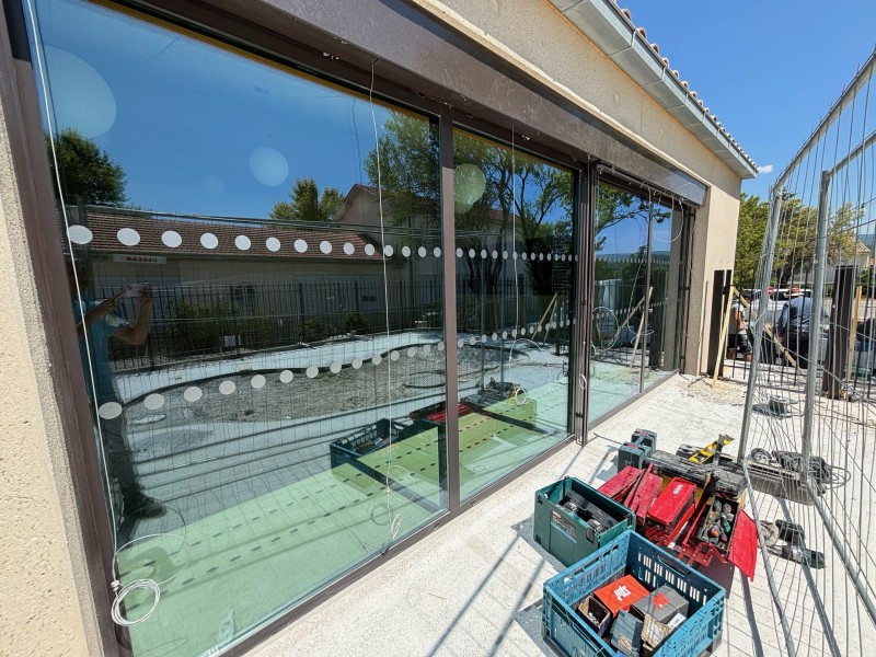 Fabrication et pose de bandes adhésives PMR en vitrophanie Bouches-du-Rhône et Var 