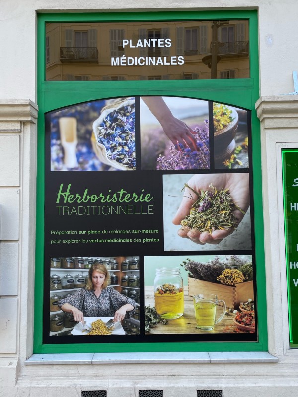 Pose d’une vitrophanie adhésif en impression numérique pour une pharmacie à Aix-en-Provence