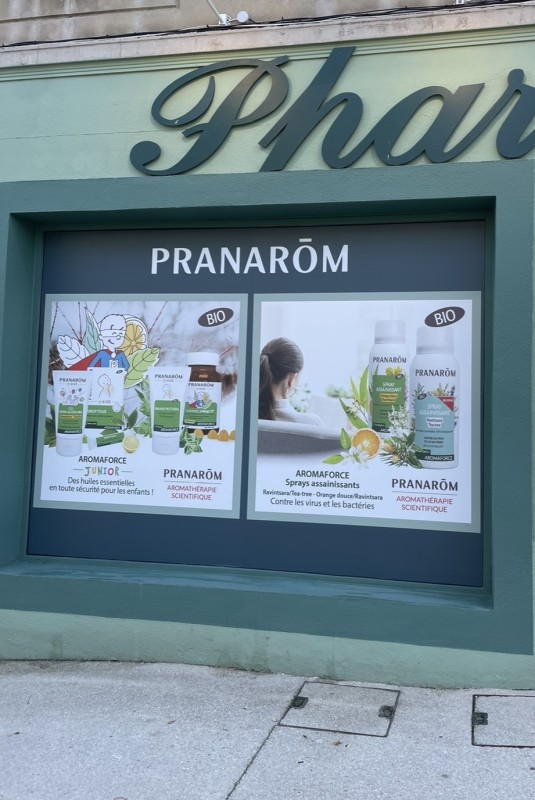 Adhésifs vitrines pour pharmacies, ostéopathes et cabinets médicaux à Marseille, Aix, Toulon 