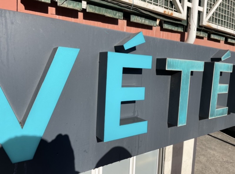 Rénovation et remplacement d’adhésifs sur lettres lumineuses d’une enseigne lumineuse à Marseille