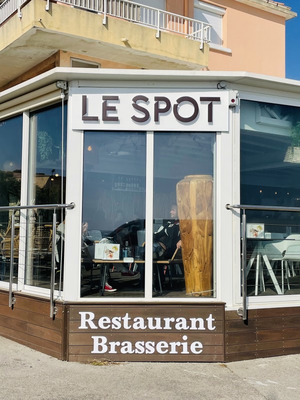 Installation d’une devanture en lettres rétro éclairé pour un restaurant à Sausset-les-Pins