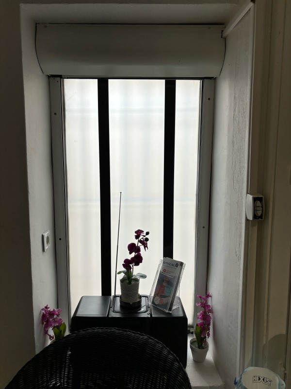 Pose de film anti vis-à-vis dépoli et film solaire pour vitrages pour bureaux, restaurants, hôtels, pharmacies et commerces dans les Bouches-du-Rhône – La Ciotat, Gémenos, Aubagne, Aix-en-Provence 