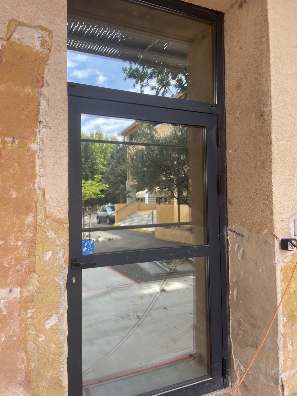 Pose de film miroir sans tain pour bureaux à Marseille et grandes villes

