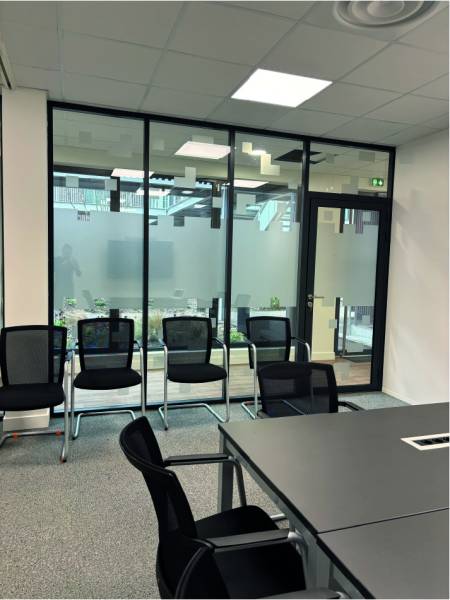 Fabrication et pose de films adhésifs dépolis personnalisés décoratifs ou d’intimité pour bureaux et locaux professionnels en Provence-Alpes-Côte d’Azur