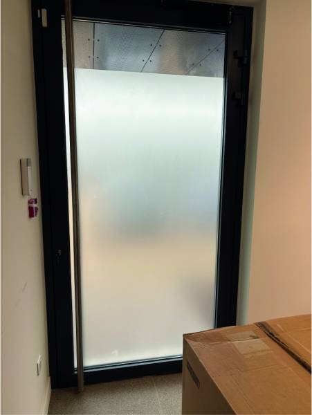 Fabrication et pose de films adhésifs dépolis personnalisés décoratifs ou d’intimité pour bureaux et locaux professionnels en Provence-Alpes-Côte d’Azur